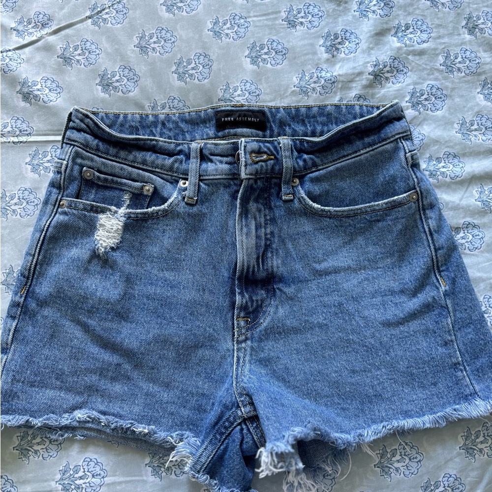 Free assembly Blue Jean Shorts with Distressed Hem